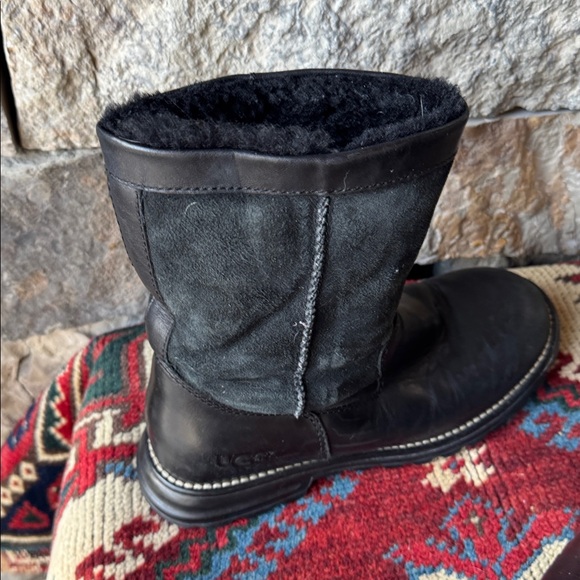 UGG Australia Style 5381 Black Leather/Sheepskin Lines Size 8 Boots - Picture 3 of 8